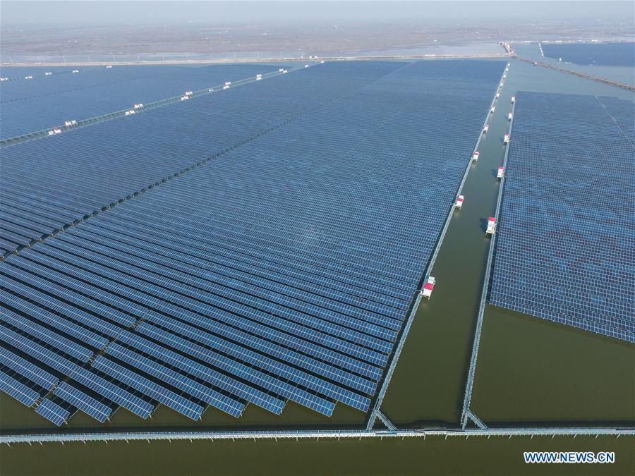 Chine : construction d'un projet d'énergie solaire sur des étangs de pêche