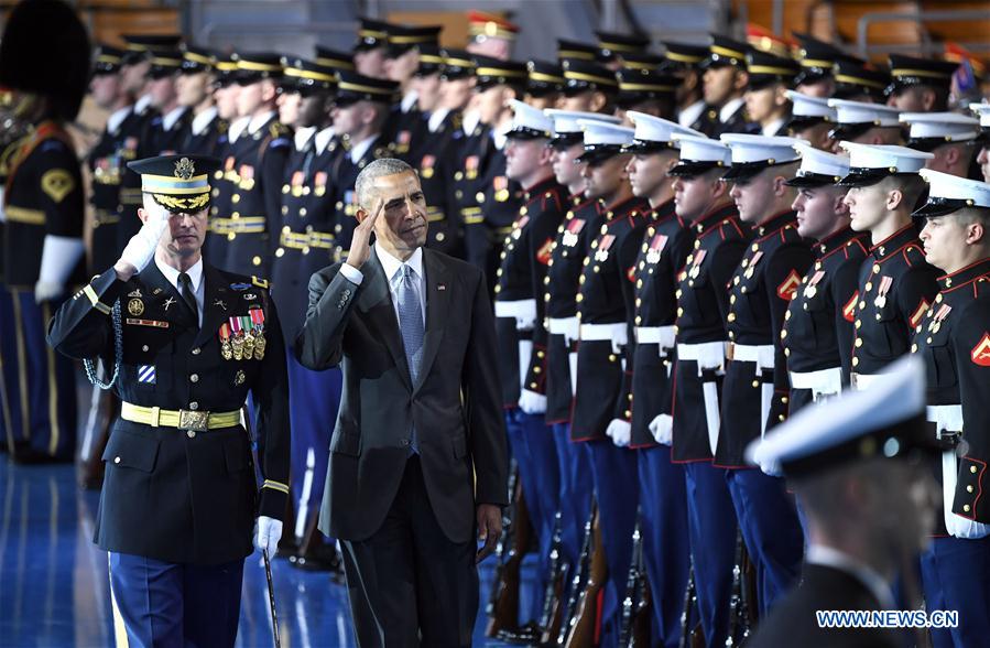Etats-Unis : Barack Obama participe à une cérémonie d'adieu organisée par l'armée
