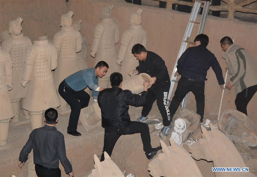 Chine : des guerriers en terre cuite contrefaits détruits par la police à Xi'an