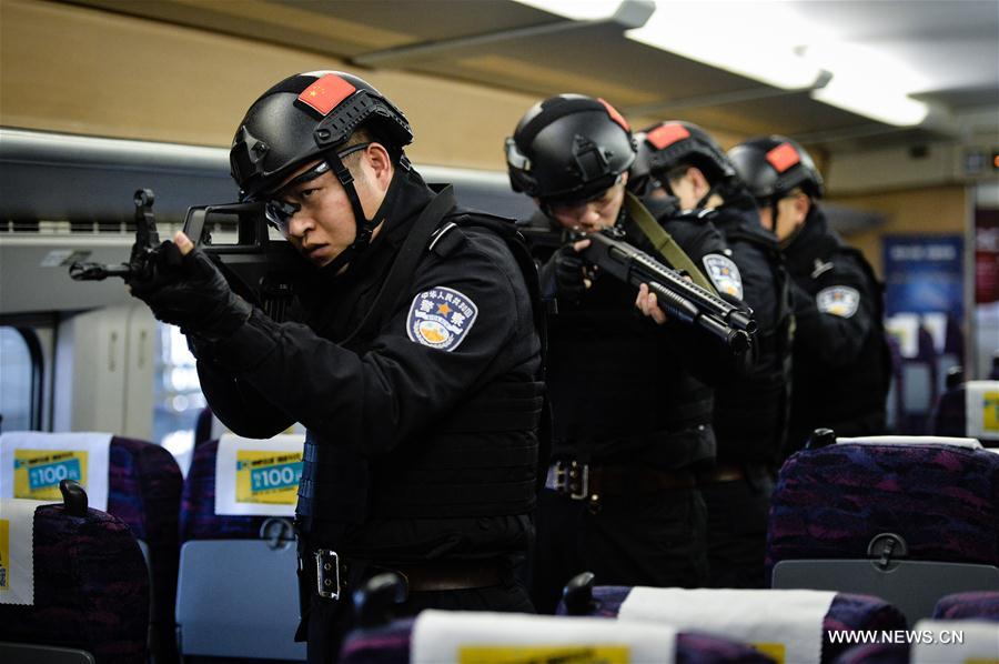 Chine : exercices de la police dans un train
