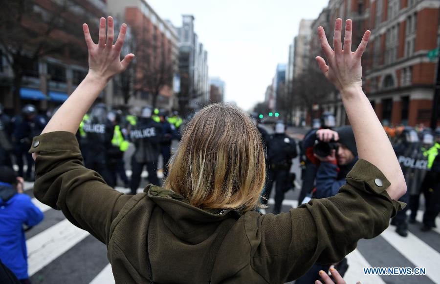 Près d'une centaine d'arrestations dans des heurts entre police et manifestants après la cérémonie d'investiture de Donald Trump