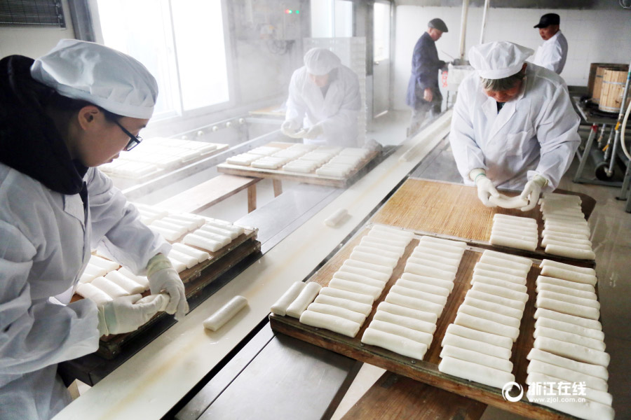 Grosse production de gâteaux de riz pour la Fête du Printemps
