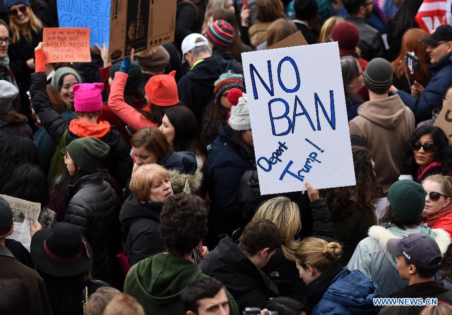 Le décret anti-réfugiés de Trump provoque des manifestations devant la Maison Blanche et dans des aéroports américains