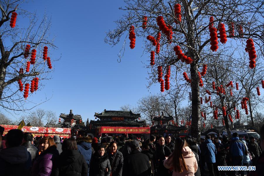 Affluence touristique record dans les parcs de Beijing durant les vacances de la fête du Printemps