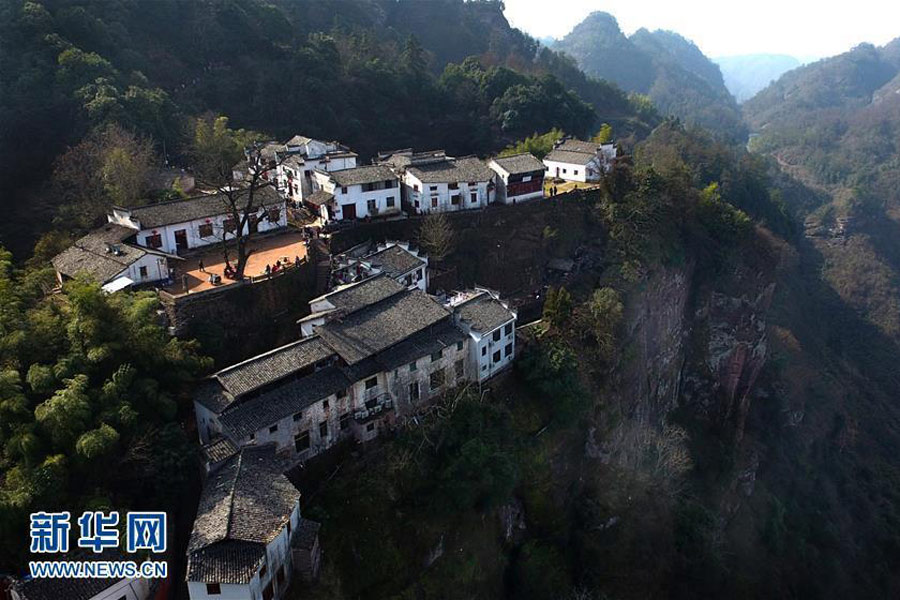 Un village sur les falaises du mont Qiyun