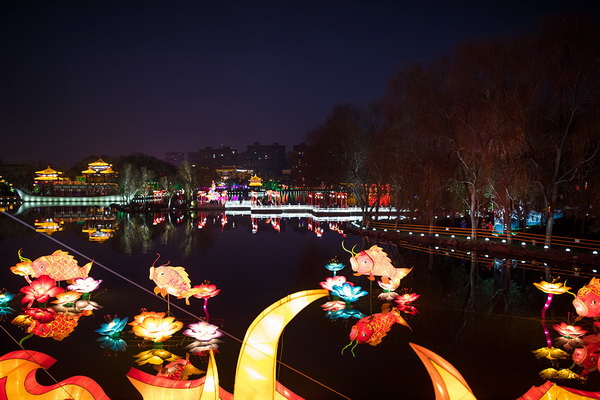Le Festival des Lanternes du Jardin Furong des Grands Tang du Nouvel An chinois présenté six fois en quatre jours sur les émissions d'information de CCTV