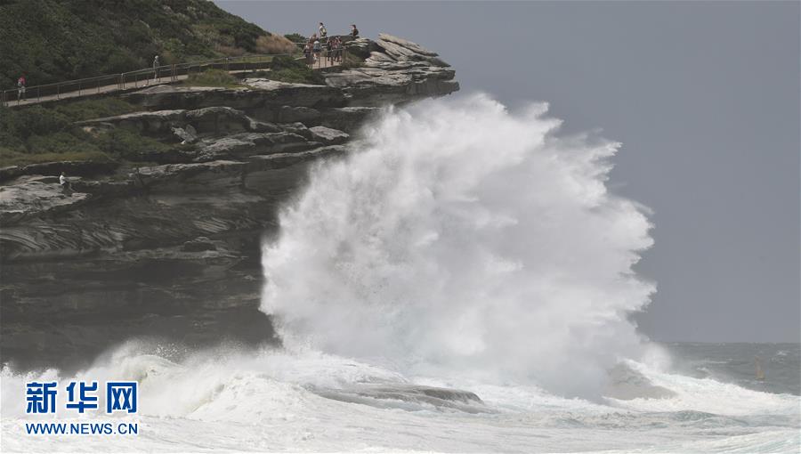 De gigantesques vagues frappent la côte australienne