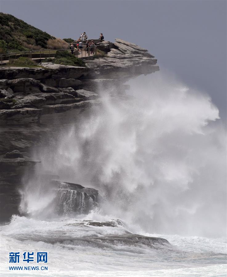 De gigantesques vagues frappent la côte australienne