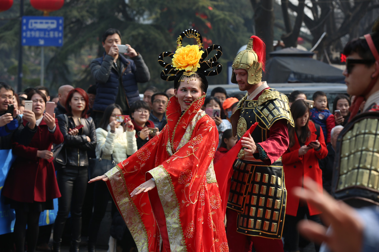 Une jeune et belle étrangère joue Yang Guifei dans le spectacle « Retour à l'époque de la dynastie Tang