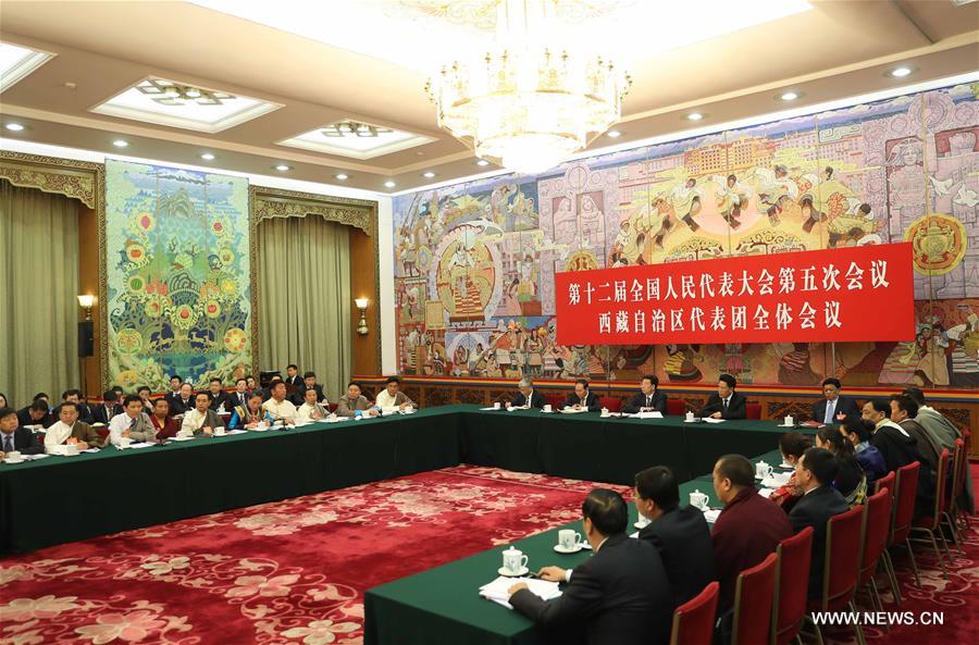 Séance plénière des députés à la 12e Assemblée populaire nationale (APN) en provenance de la région autonome du Tibet lors de la session annuelle de l'APN à Beijing, capitale de la Chine, le 10 mars 2017. (Xinhua/Chen Jianli)