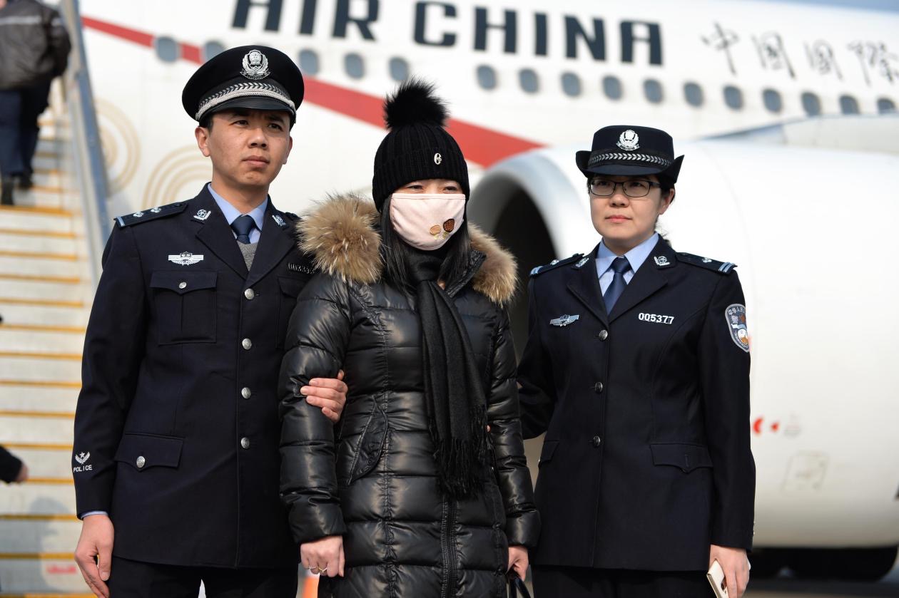 Extradition de Zhang (surnom) vers la Chine après dix ans de fuite en Italie en février 2015. (Photo/People.cn)