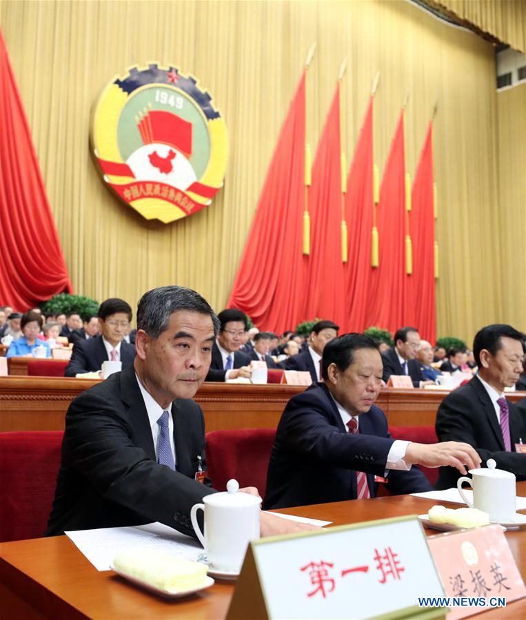Leung Chun-ying (à gauche) a pris place sur la tribune après avoir été élu lundi vice-président du 12e Comité national de la Conférence consultative politique du Peuple chinois (CCPPC) lors de la réunion de clôture de la 5e session du 12e Comité national de la CCPPC à Beijing, capitale de la Chine, le 13 mars 2017.