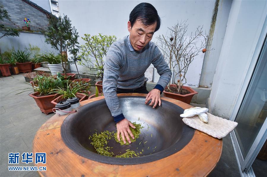 Les célèbres feuilles de thé Longjing, de la ceuillette à la diffusion