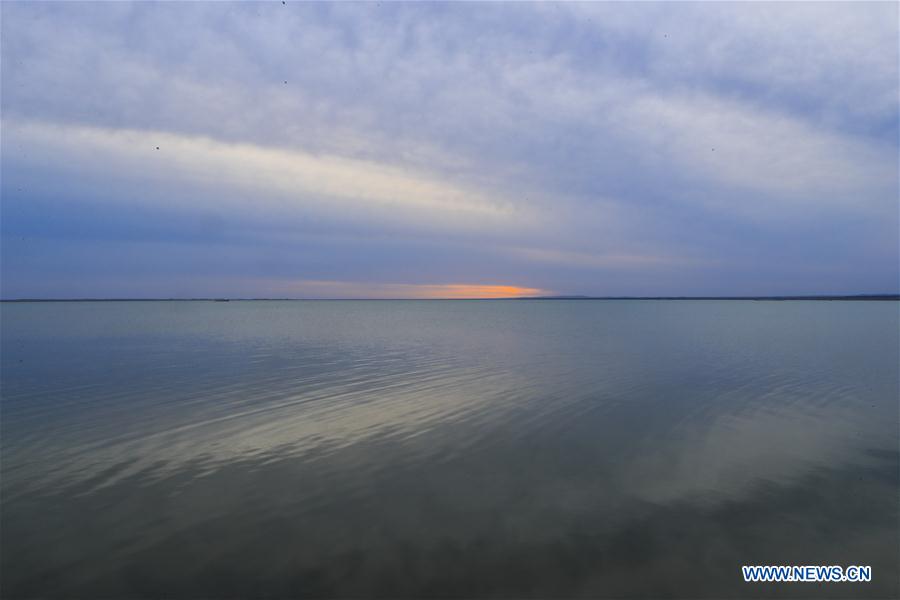 Chine : retour de l'eau dans un lac asséché à Dunhuang