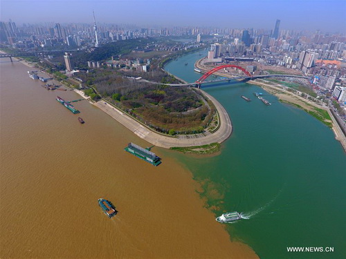 Convergence de la rivière de Hanjiang et du Yangtsé à Wuhan