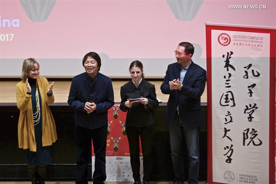 Un écrivain chinois prend la parole à Milan