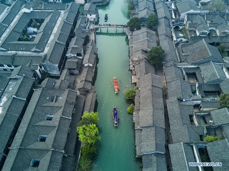Chine : course de bateaux pour célébrer le festival Sanyuesan au Zhejiang