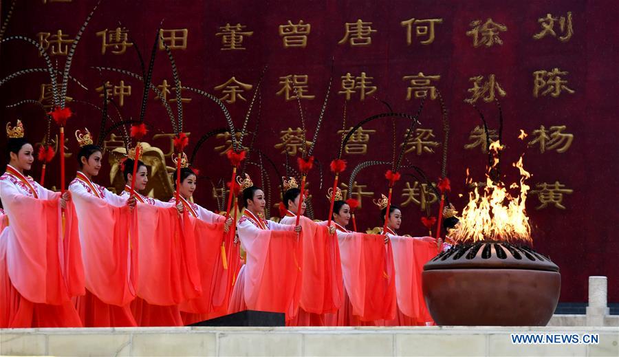 Zhengzhou : 10.000 Chinois assistent à une cérémonie en l'honneur de leur ancêtre légendaire Huangdi