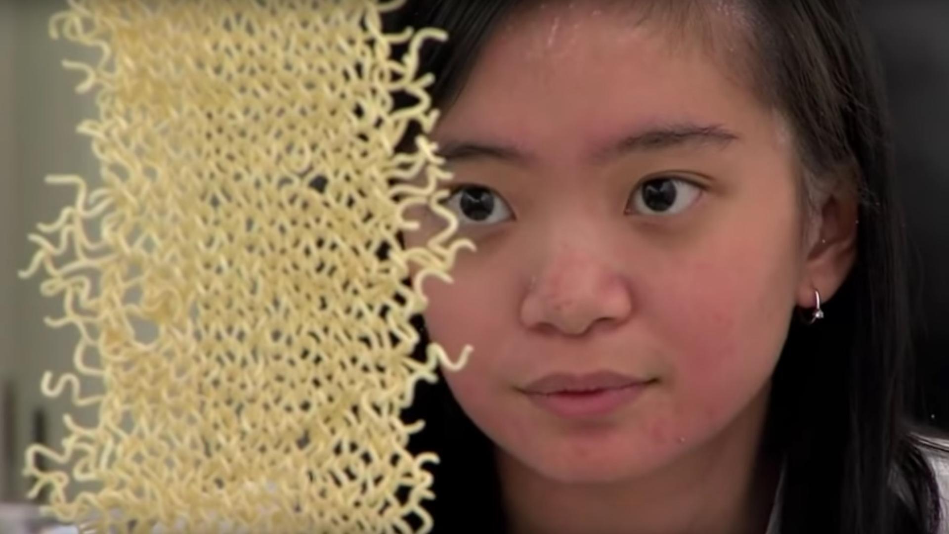 Une Indonésienne tricote des nouilles instantanées pour en faire des œuvres d'art