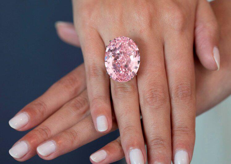 71 millions de Dollars ! Record de vente pour un diamant rose vendu aux enchères à Hong Kong