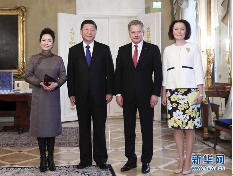 Le 5 avril le président chinois Xi Jinping a eu des entretiens avec le président finlandais Sauli Niinistö à Helsinki. Après la cérémonie d'accueil, Xi Jinping et son épouse Peng Liyuan ont posé pour la photo avec  Sauli Niinistö et son épouse Jenni Haukio. 