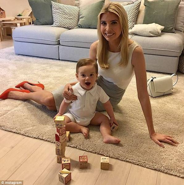 Ivanka Trump a postésur Facebook une photo d’elle avec son fils cadet, Theodore, dans le salon de sa maison à Washington DC, le 4 avril 2017. (Photo/youth.cn)