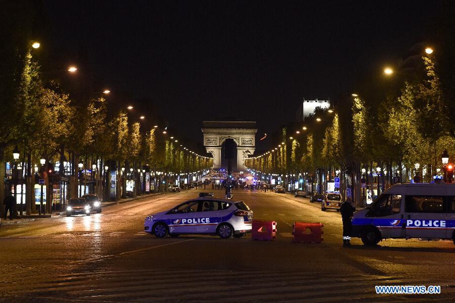 Fusillade sur les Champs-Elysées à Paris, un policier tué, l'assaillant abattu