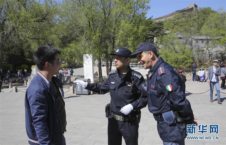 Des policiers italiens en patrouille sur la Grande Muraille