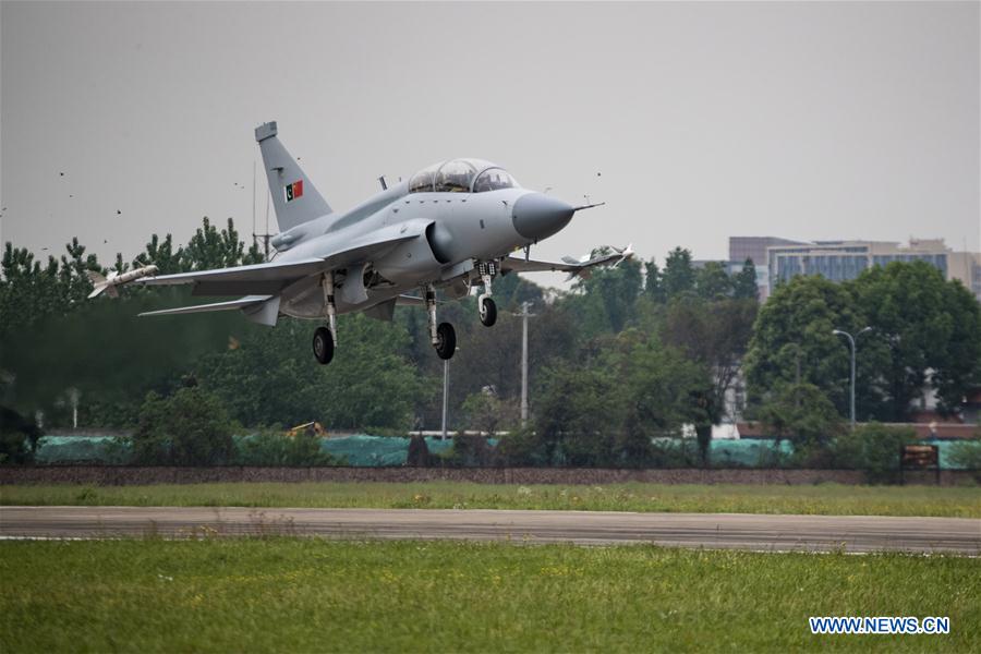 Vol inaugural de l'avion biplace chinois de combat et d'entraînement JF-17B