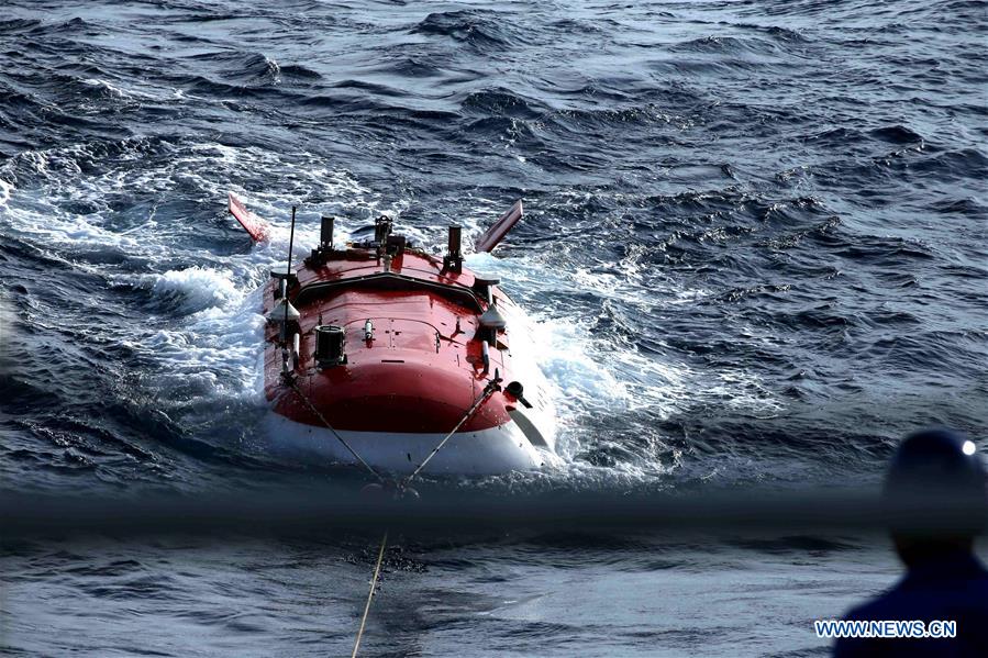 Le submersible Jiaolong ramène un échantillon de mont sous-marin en mer de Chine méridionale