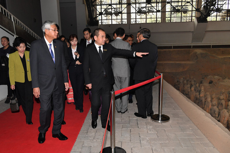 Visite du Président du Myanmar Htin Kyaw au Musée du mausolée de Qin Shihuangdi de Xi'an