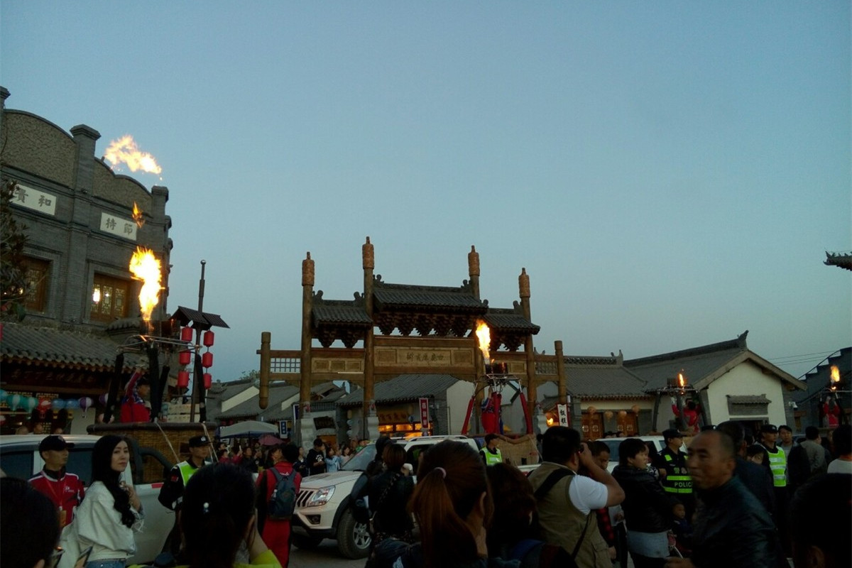 Début de la fête des montgolfières du Carnaval de l'entrepôt du Cerf Blanc de Xi'an
