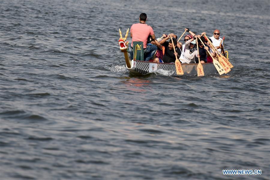 Des bateaux-dragons chinois sur le Nil
