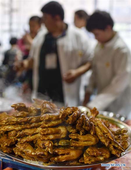Petit aperçu de spécialités locales sur un marché de nuit au Xinjiang