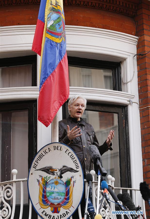 Julian Assange crie 