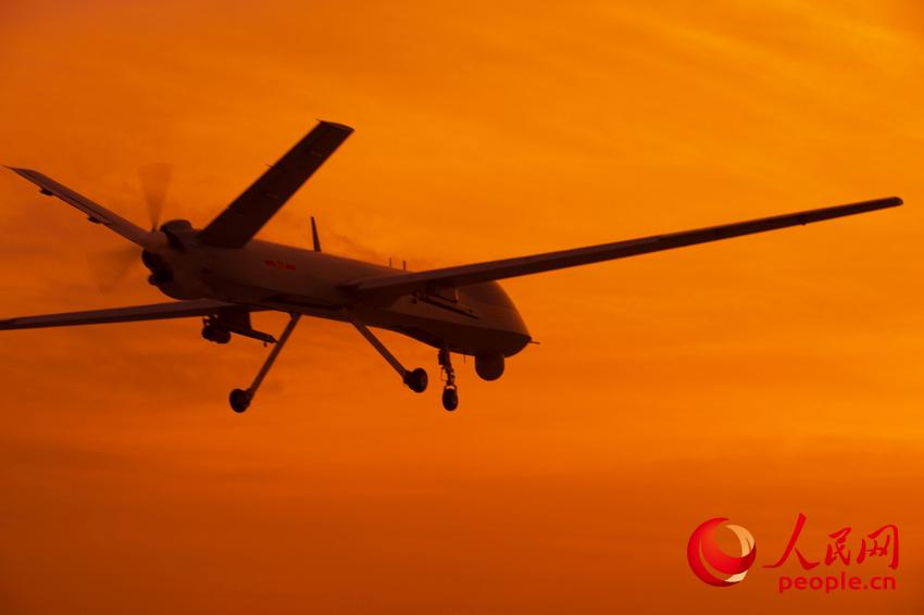 Images spectaculaires d'exercices de drones militaires