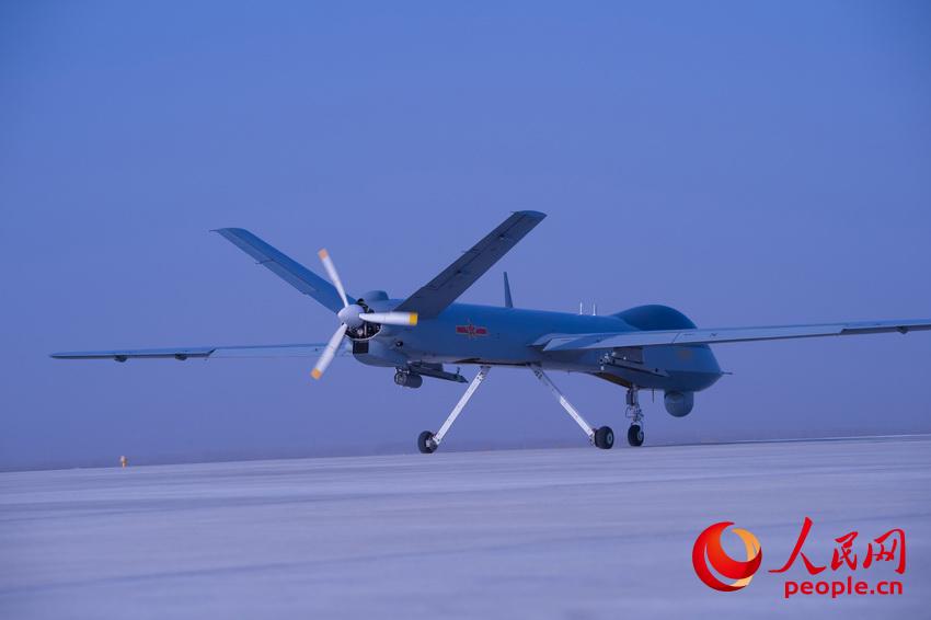 Une formation de drones militaires dans le désert de Gobi
