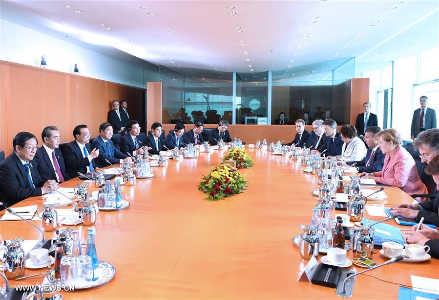 Le PM chinois appelle à des efforts conjoints avec l'Allemagne pour promouvoir la libéralisation commerciale