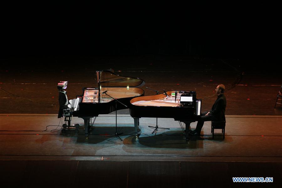 Un musicien chinois aux 53 doigts !