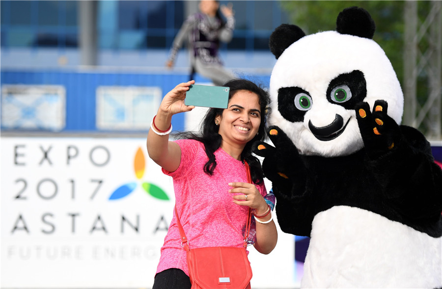 Un panda géant accueille les visiteurs dans un parc d'attractions à Astana au Kazakhstan. 