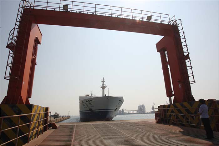 Escale inaugurale d'un porte-conteneurs chinois