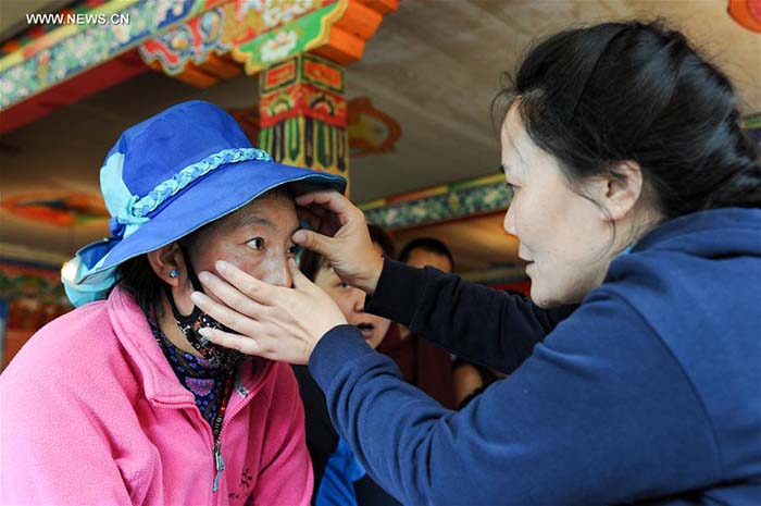 Des médecins volontaires soignent les Tibétains 