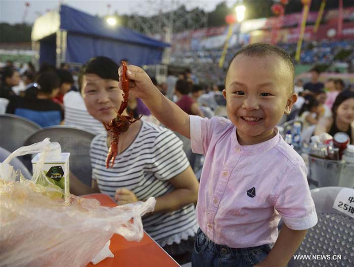Banquet géant de homards dans l'est de la Chine