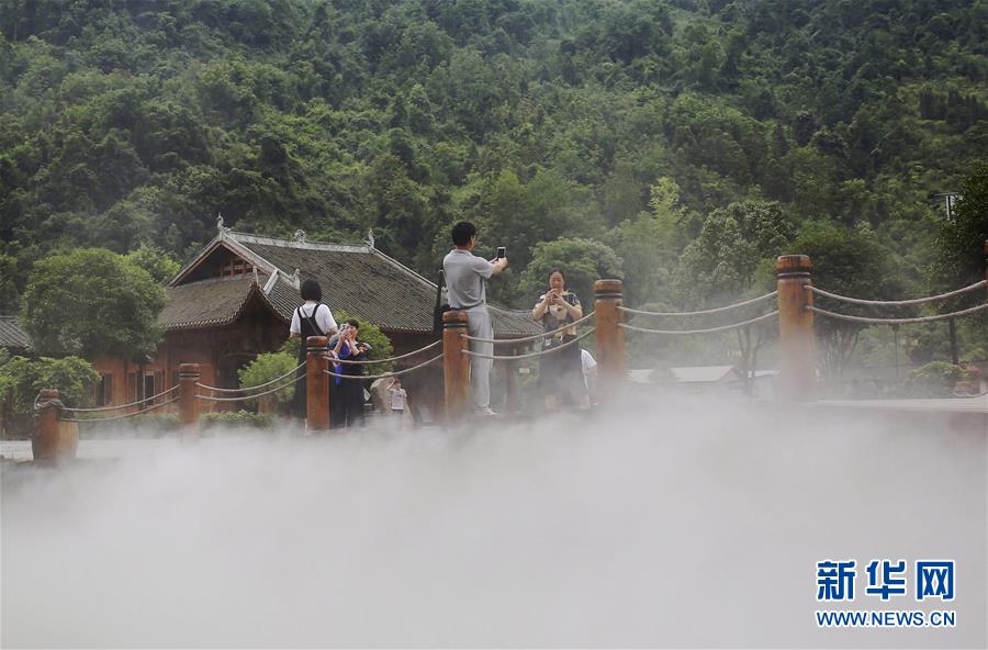 Zhangjiajie : un système de pulvérisateur pour se rafraîchir