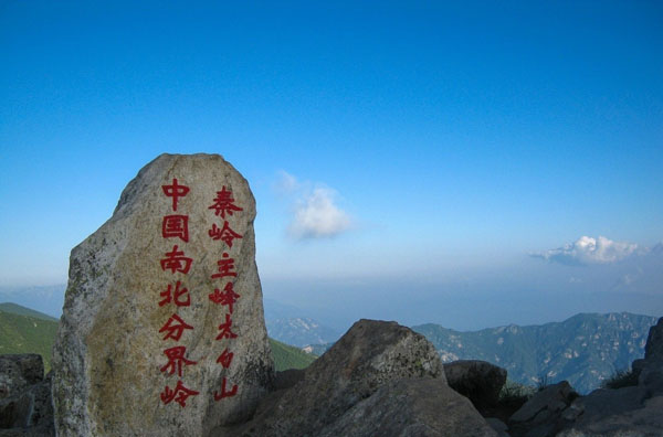 Plus de 100 visiteurs étrangers découvrent le Mont Taibai guidés par le maire de Baoji