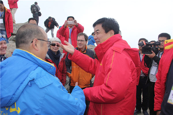 Plus de 100 visiteurs étrangers découvrent le Mont Taibai guidés par le maire de Baoji