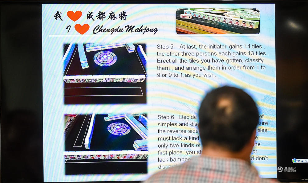 Chengdu : des étrangers s'adonnent au mahjong