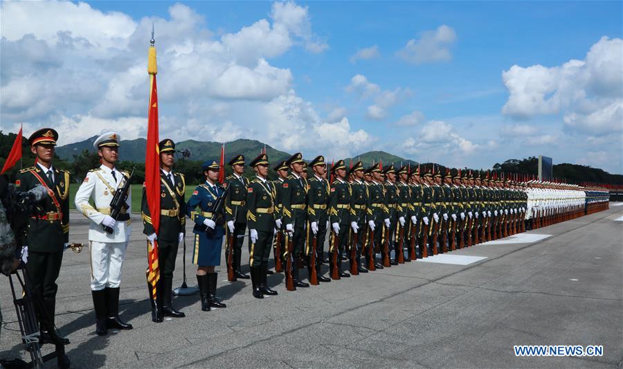 Le président chinois inspecte la garnison de l'APL à Hong Kong