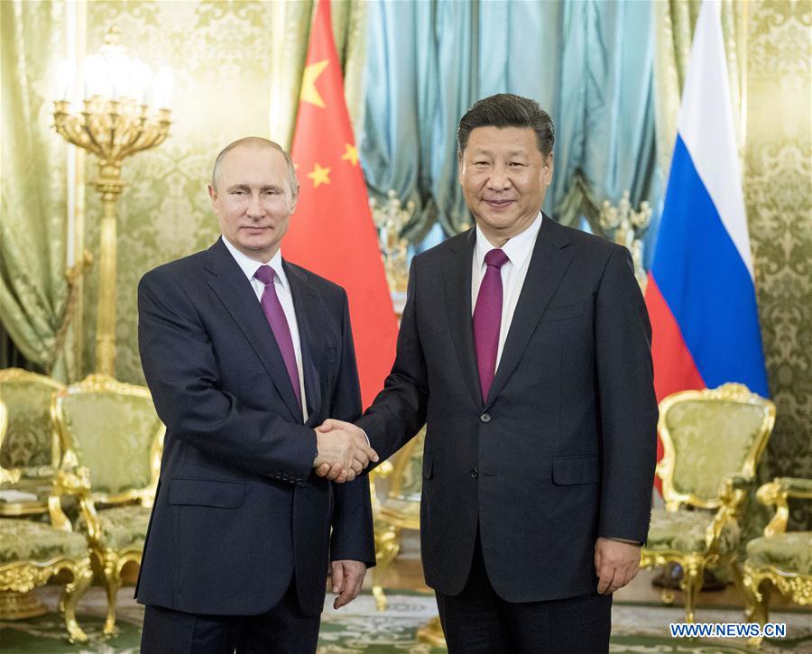 Le président chinois, Xi Jinping, échange une poignée de main avec son homologue russe, Vladimir Poutine, à Moscou, en Russie, le 4 juillet 2017. (Photo : Li Xueren)
