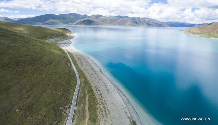 Chine : paysage du lac Yamzbog Yumco à Lhassa